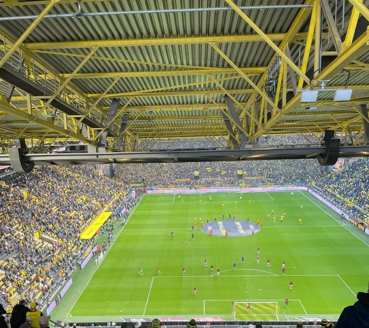 BVB II Blick auf ein Fußballspiel in einem Stadion mit vielen Zuschauern und Spielern auf dem Feld.
